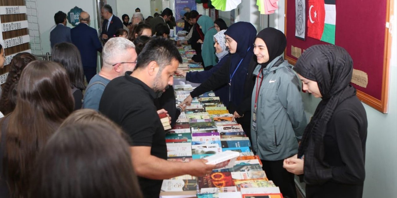 Amasya'da Bir Grup Öğrenci, Kitaplarını Kermeste Satıp Gelirini Gazze'ye Gönderdi