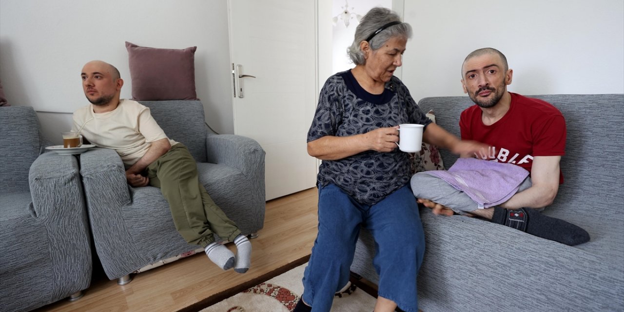 Engelli İki Oğluna Şefkatle Bakıyor