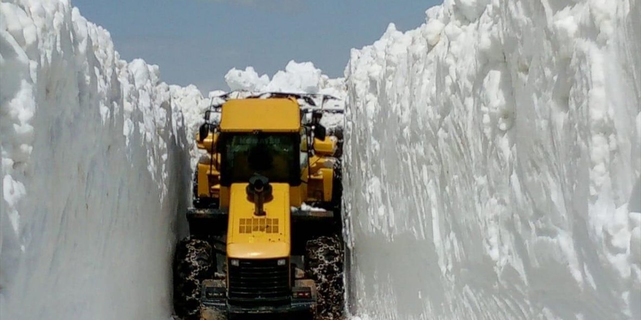 Trabzon'da Yayla Yolunda Karla Mücadele Çalışması Yapıldı