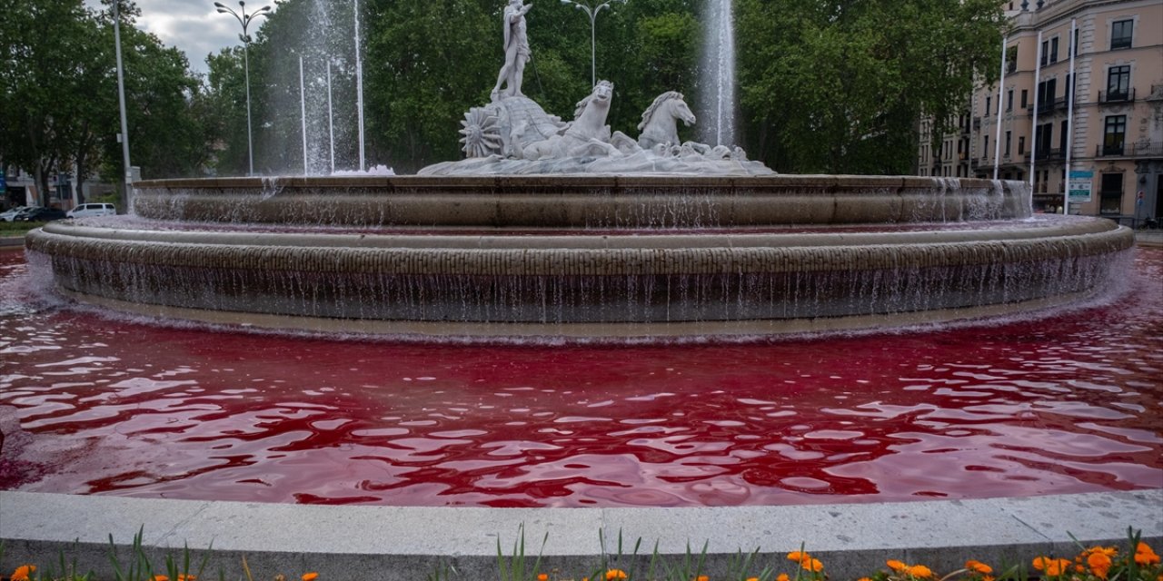 İsrail'e Silah Satışını Protesto Amacıyla Madrid'deki Neptün Çeşmesi'ne Kırmızı Boya Atıldı