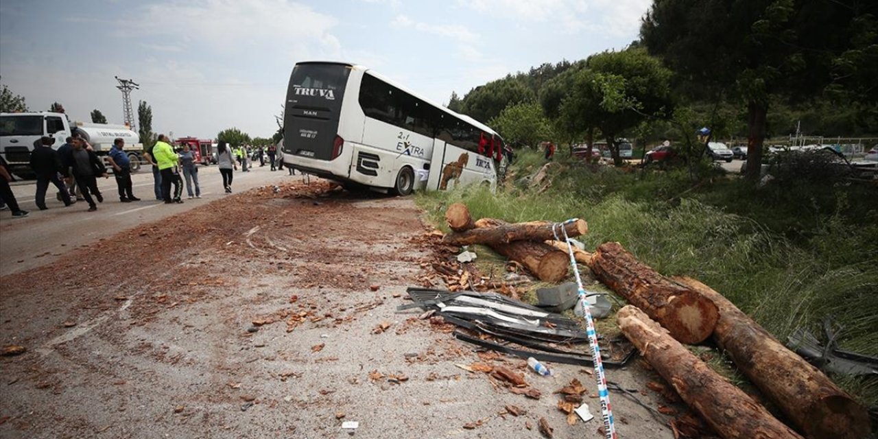 Çanakkale'de Yolcu Otobüsü, Kamyon Ve Otomobil Çarpıştı, 8 Kişi Öldü, 20 Kişi Yaralandı