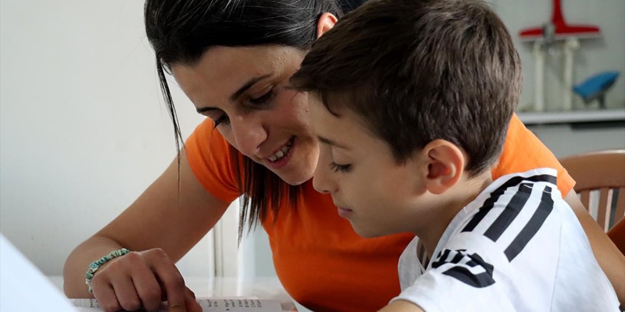 Enkazda Sesiyle Hayata Tutunduğu Oğluna Hem Annelik Hem Babalık Yapıyor