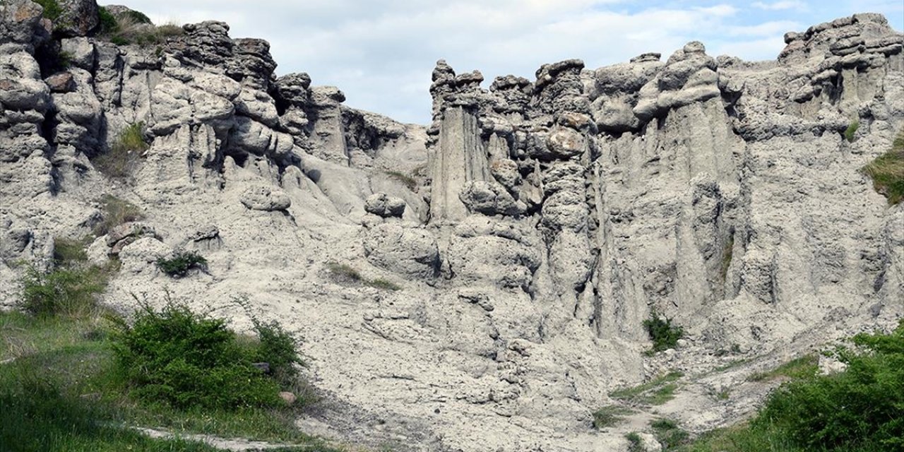 Kuzey Makedonya'daki "Taşlaşmış Düğün Merasimi" Ziyaretçilerine Peri Bacalarını Anımsatıyor