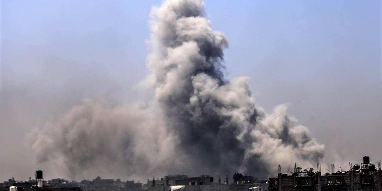 İsrail'in Gazze'de Yerinden Edilenlerin Sığındığı Okulu Bombalaması Sonucu 15 Kişi Öldü