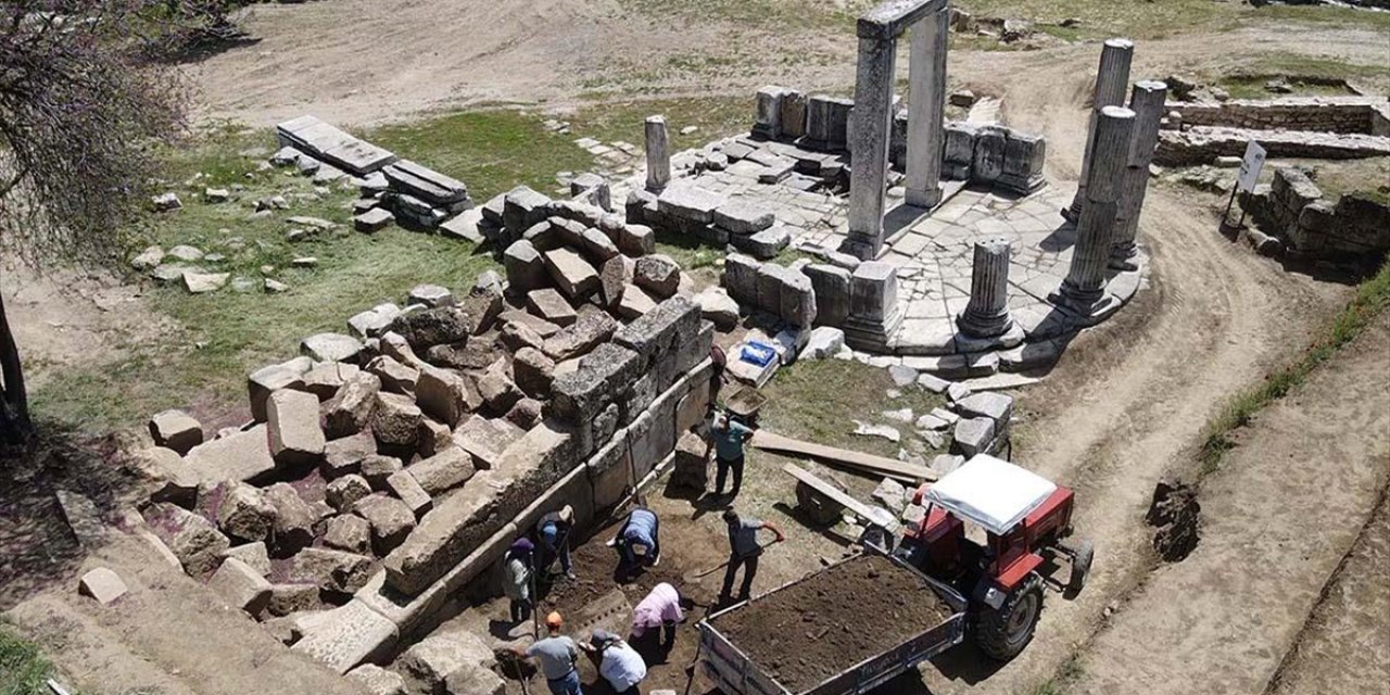 Lagina Hekate Kutsal Alanı'nda Kentin Giriş Kapısı ve Dükkanlar Açığa Çıkarılıyor