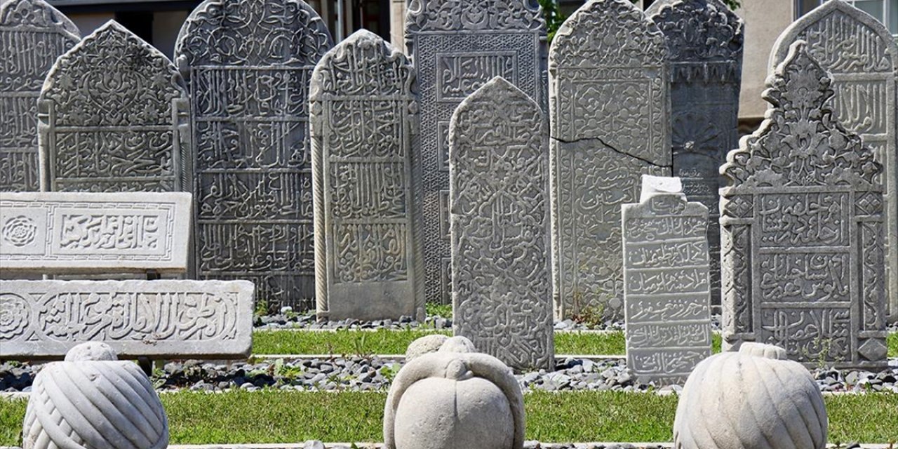 Fatih Sultan Mehmet'in Ressamının Mezar Taşı Bursa'da Korunuyor