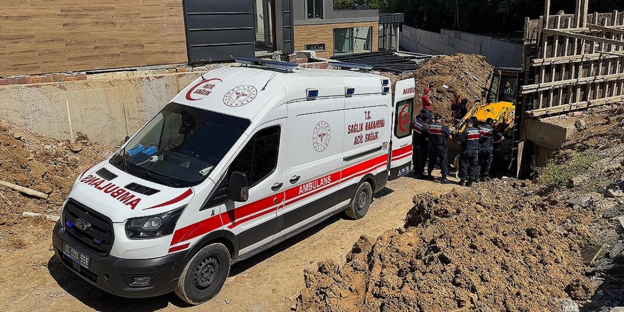 Çekmeköy'de İnşaat Alanında Göçük Altında Kalan 2 İşçiden Biri Yaralı Kurtarıldı