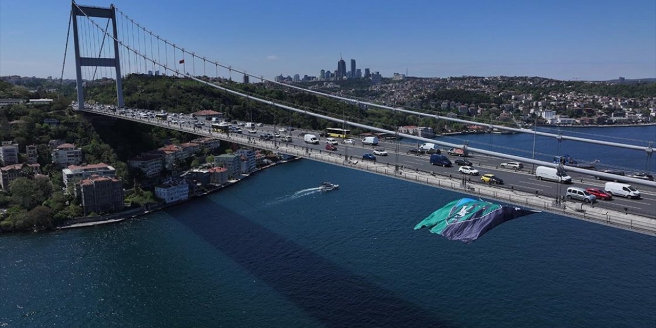 Kocaelispor Bayrağı Fatih Sultan Mehmet Köprüsü'nde Dalgalanıyor