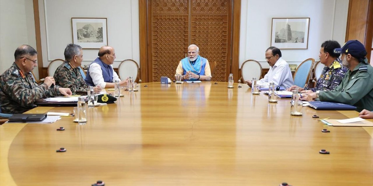 Hindistan Başbakanı Modi, Pakistan'a Yönelik Operasyonların "Askıya Alındığını" Söyledi