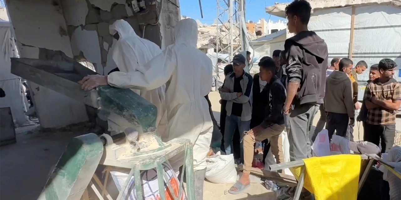 Gazze'de Açlık Çeken Filistinliler, Ellerinde Kalan Bakliyat ve Hububatları Öğüterek Ekmek Yapıyor