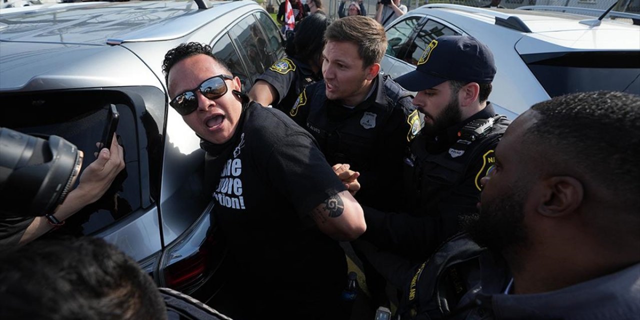 ABD'de, Göçmenlerin Tutulduğu Merkezin Önünde Protesto Düzenlendi