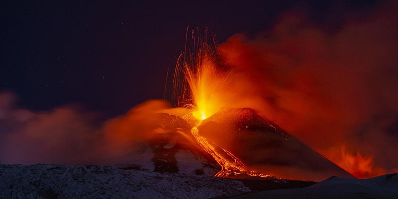 İtalya'da Etna Yanardağı Yoğun Şekilde Kül ve Lav Püskürttü