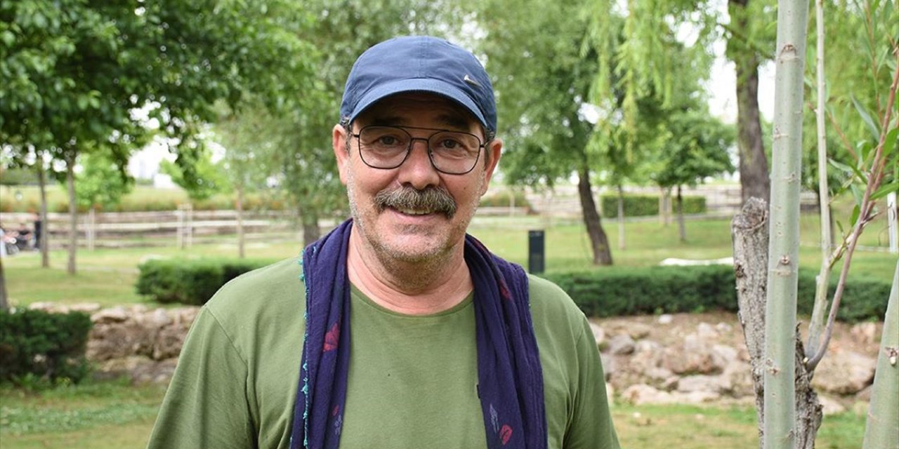 Oyuncu Fikret Kuşkan "Bi Umut" Filmiyle Yüreğe Dokunan Bir Hikayeye Hayat Veriyor