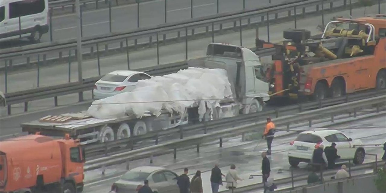 Zeytinburnu’nda Tırdan Dökülen Alçı Nedeniyle D-100 Kara Yolunda Yoğunluk Yaşandı