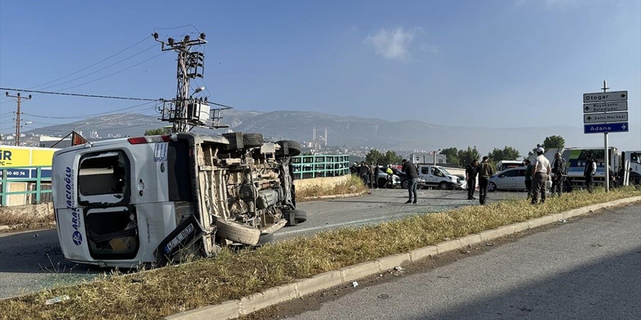 Kahramanmaraş'ta İşçi Servisi İle Otomobilin Çarpıştığı Kazada 12 Kişi Yaralandı
