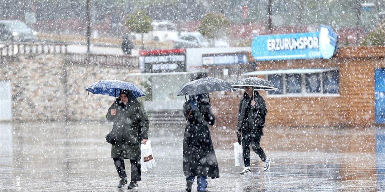 Erzurum'a Mayısın Ortasında Lapa Lapa Kar Yağdı