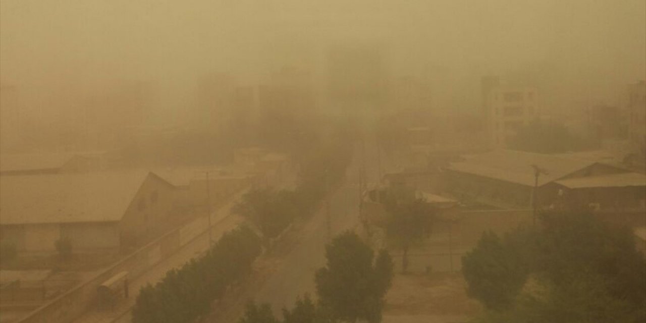 İran'ın Bazı Şehirlerinde Kum Fırtınası Nedeniyle Okullar Tatil Edildi