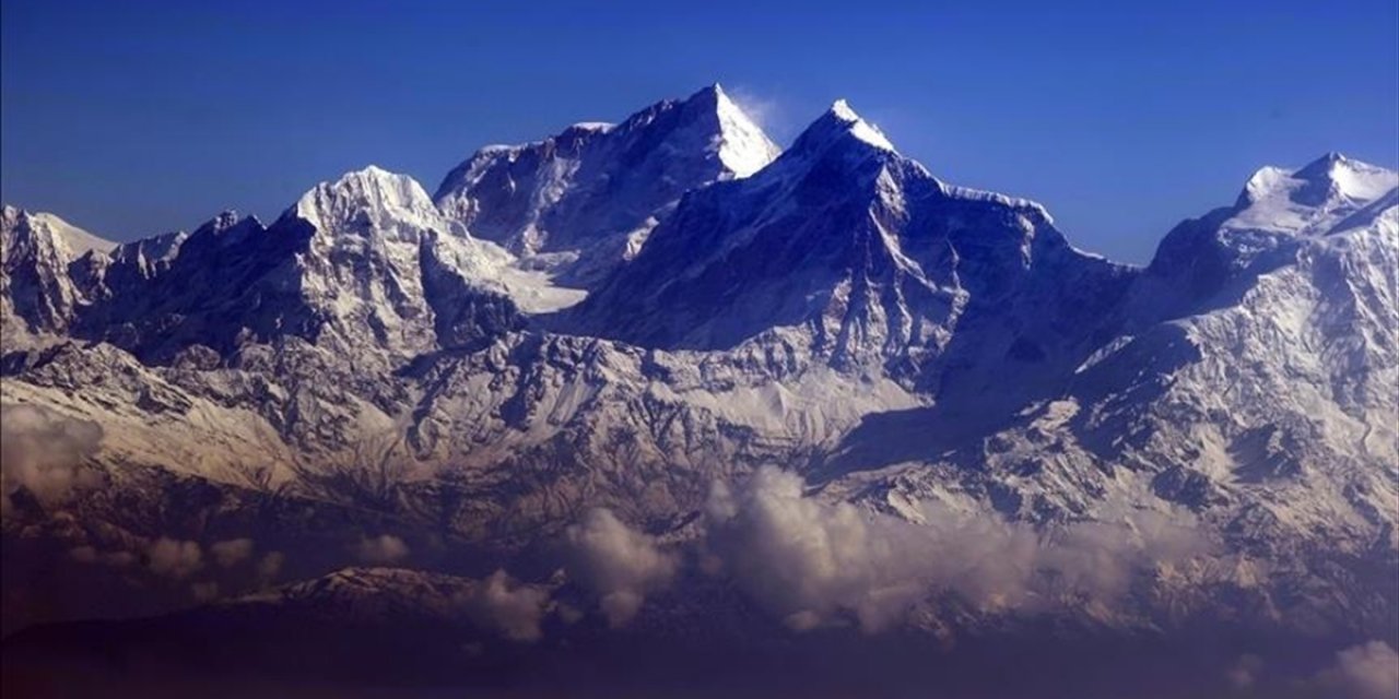 Everest'teki Şiddetli Rüzgarlar Zirve Tırmanışlarını Olumsuz Etkiledi