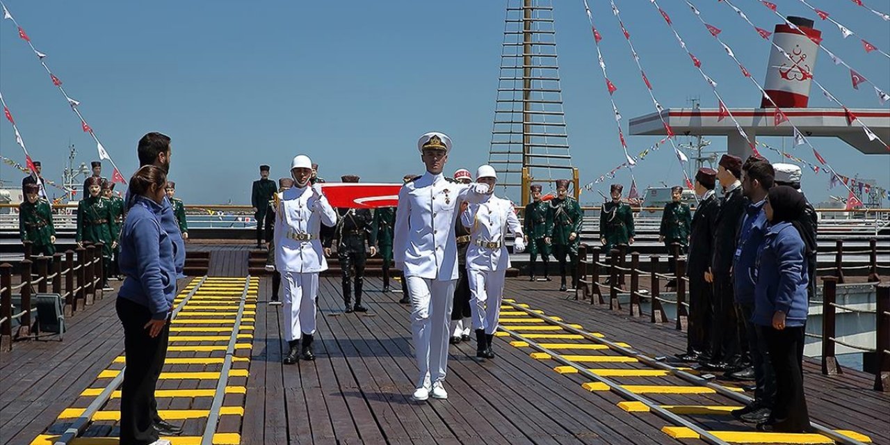 Atatürk'ü Temsil Eden Bayrak Samsun'da Karaya Çıkarıldı