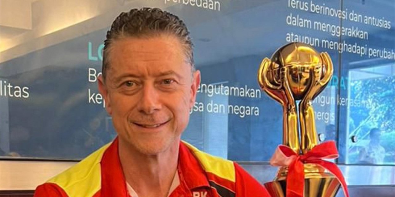 Voleybolda Türk Başantrenör Bülent Karslıoğlu'nun Endonezya'da Şampiyonluk Sevinci