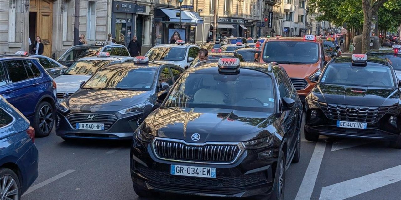 Fransa Genelinde Taksi Şoförleri Eylem Düzenledi
