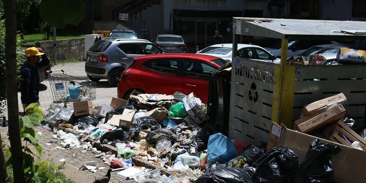 Kosova'nın Başkenti Priştine'nin Sokakları Grev Nedeniyle Çöp Yığınlarıyla Doldu