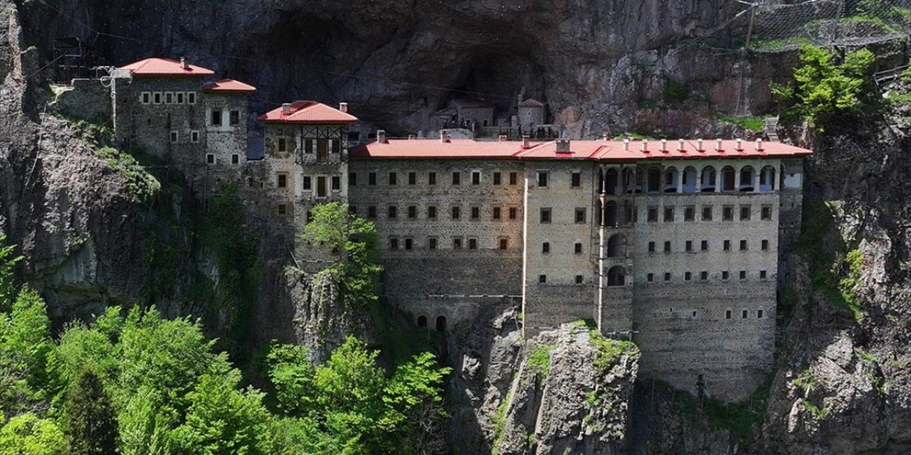 Sümela Manastırı'nın Ziyaretçi Sayısı Yaz Yoğunluğu Başlamadan Artışa Geçti