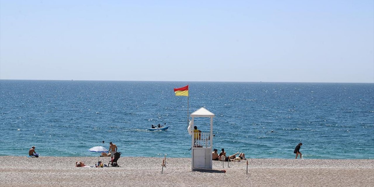 Antalya Konyaaltı Sahili'nde Sezon Hazırlıkları Tamamlandı