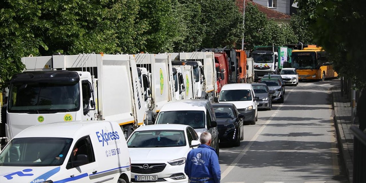 Kosova'nın Başkenti Priştine'de Çöpçüler Belediye Önünde Greve Gitti