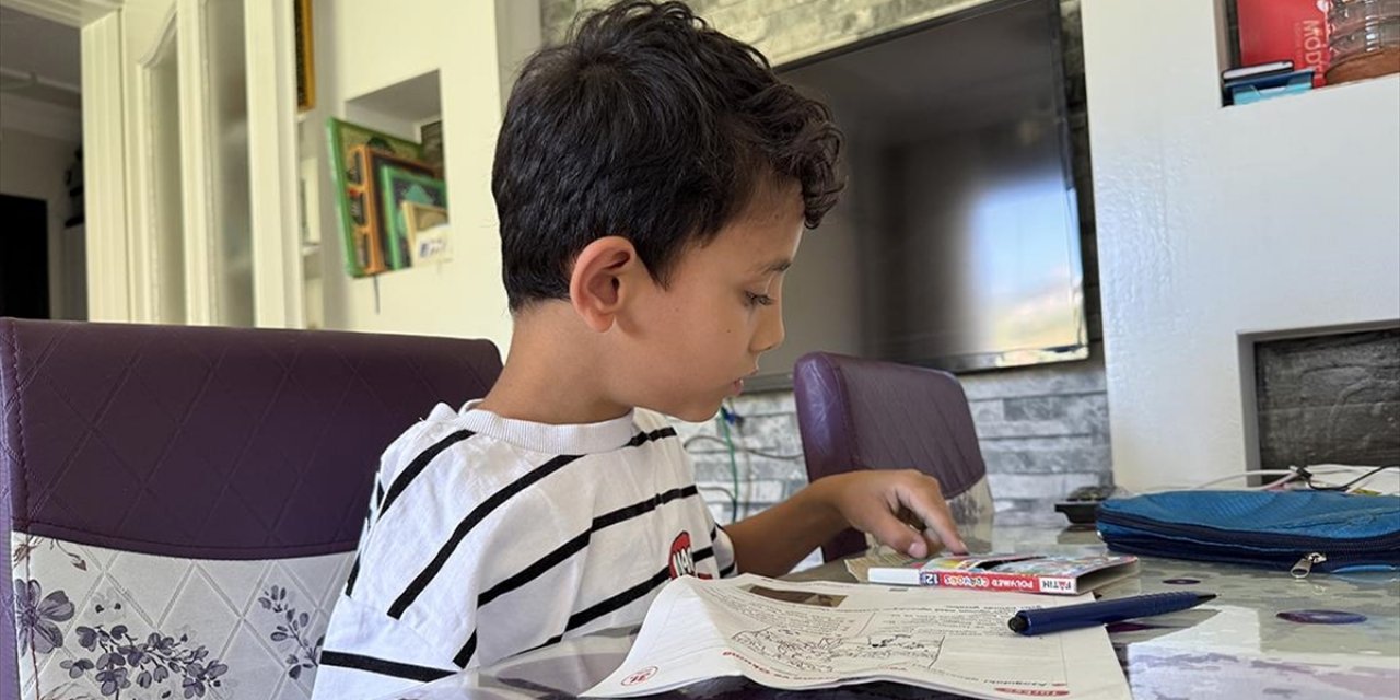 Adıyaman'da Depremde Sağ Kolunu Kaybeden Çocuk Masa Tenisinde Kendisini Geliştiriyor