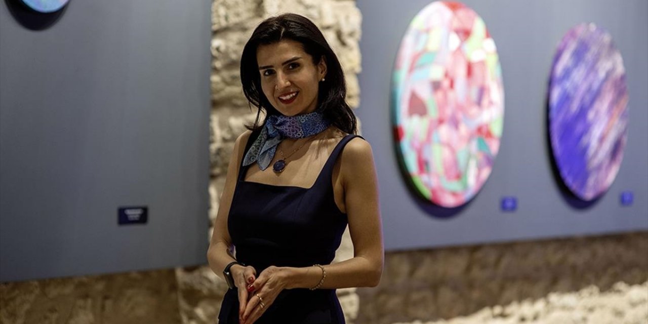 Ressam Seval Özcan'ın "Şaşırt Beni İstanbul" Sergisi Noktanın Sonsuzluğunu Ele Alıyor