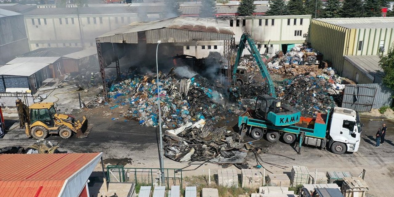 Eskişehir'de Geri Dönüşüm Tesisinde Çıkan Yangın Söndürüldü