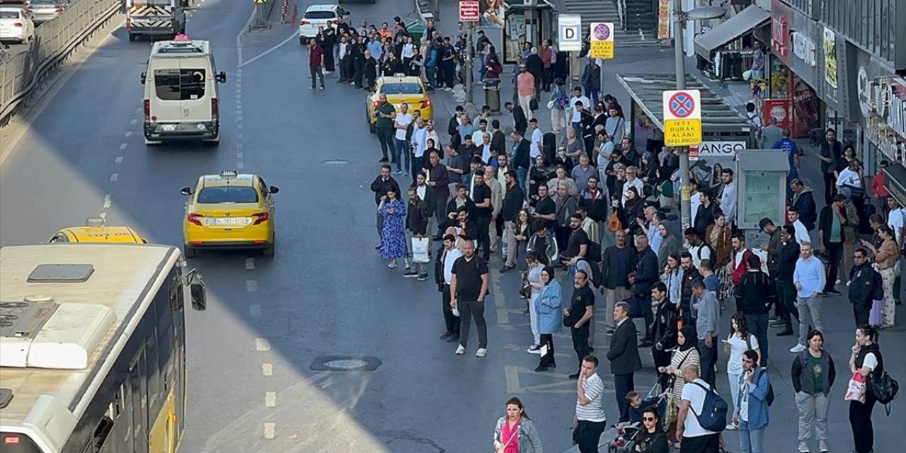 İstanbul'da Özel Halk Otobüsü Şoförlerinin Kontak Kapatması Nedeniyle Duraklarda Yoğunluk Yaşanıyor