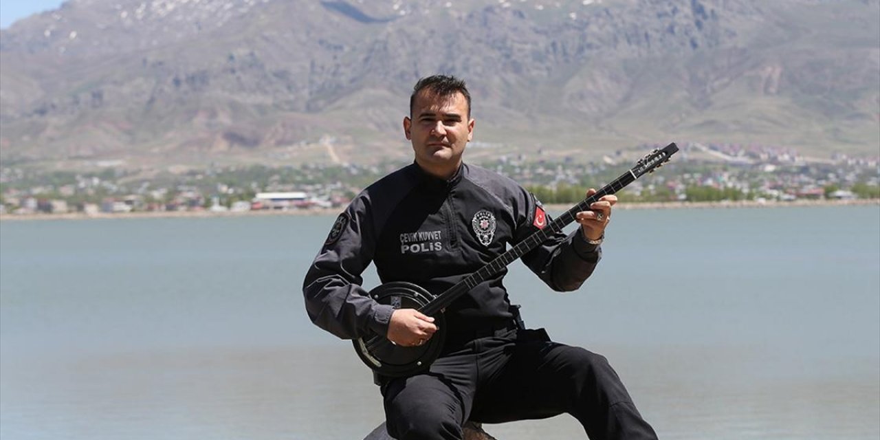 Müzik Tutkunu Polis Memuru, 7 Enstrüman Çalıyor