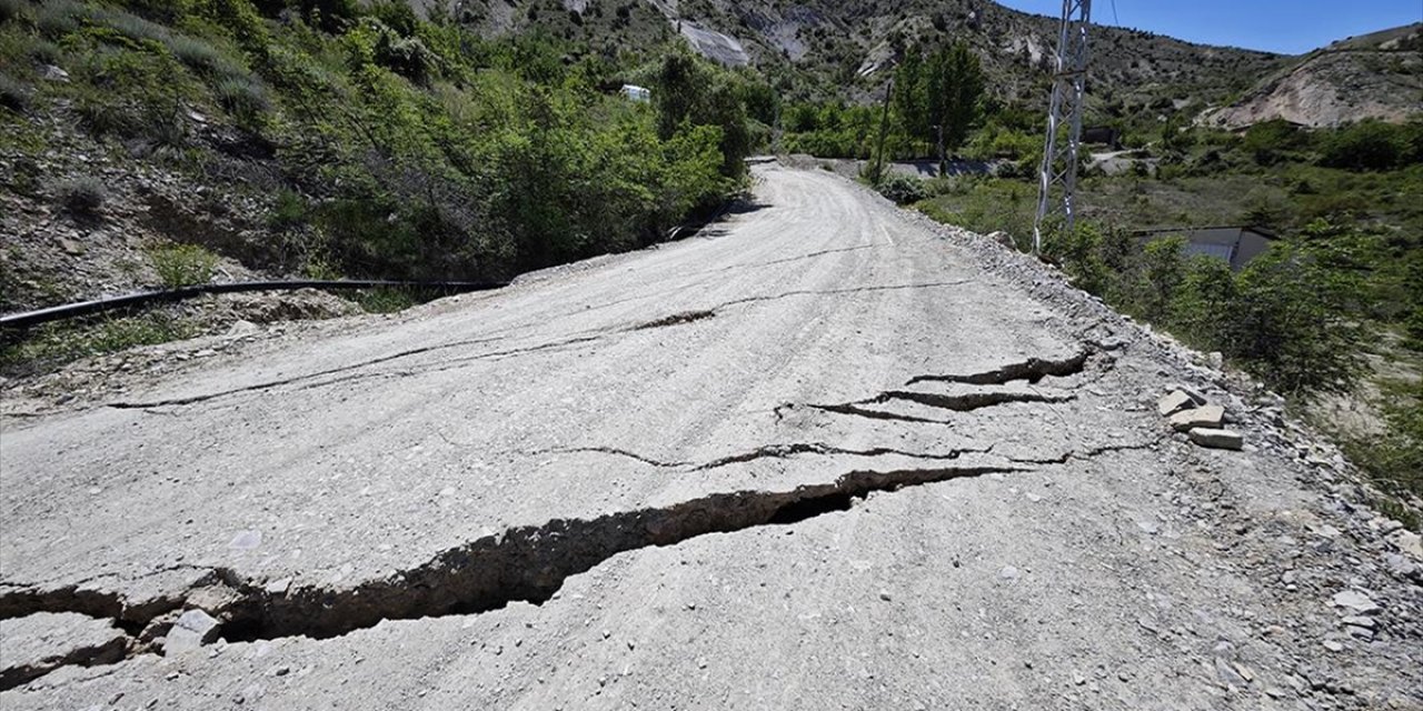 Erzurum'un Uzundere İlçesinde Toprak Kayması Meydana Geldi