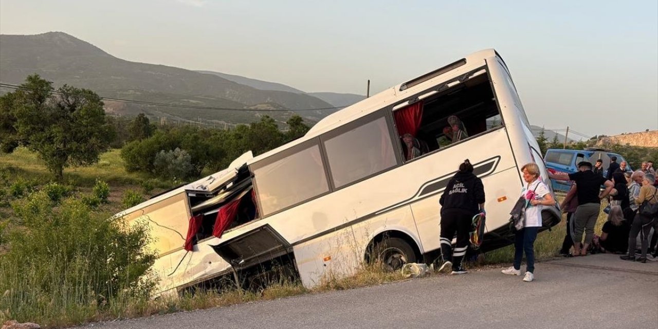 Isparta'da Yolcu Otobüsü İle Tur Otobüsünün Çarpıştığı Kazada 27 Kişi Yaralandı