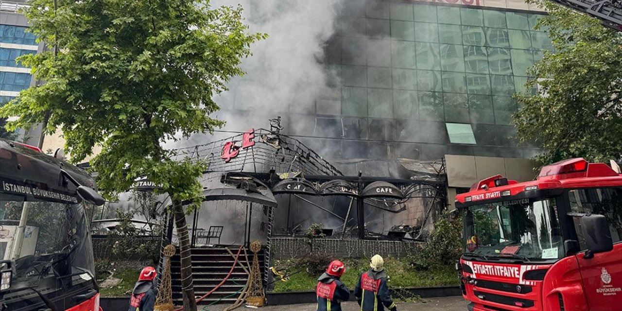 Esenyurt'ta Bir Binada Çıkan Yangına Müdahale Ediliyor