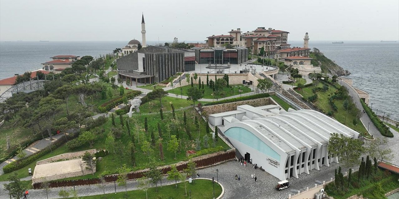 Demokrasi ve Özgürlükler Adası, Tarihin Karanlık Dönemine Işık Tutuyor