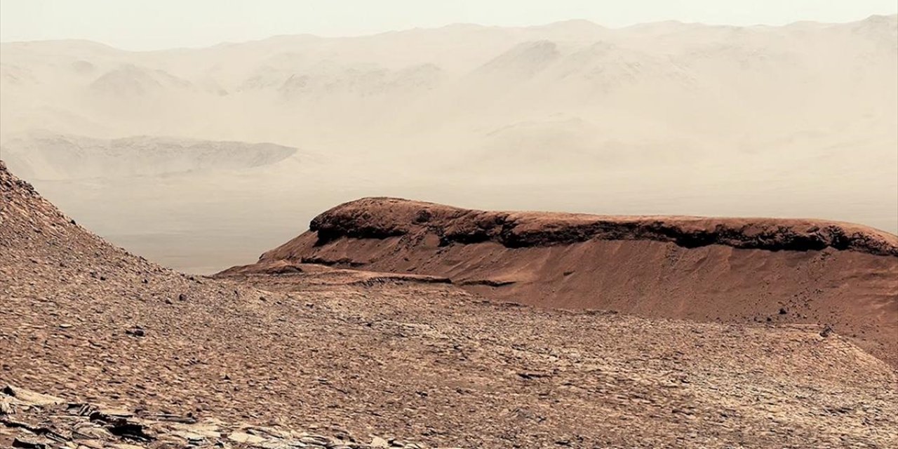 Nasa'nın Mars'taki Curiosity Gezgini'nin Sharp Dağı'nda Çektiği Görüntü Paylaşıldı