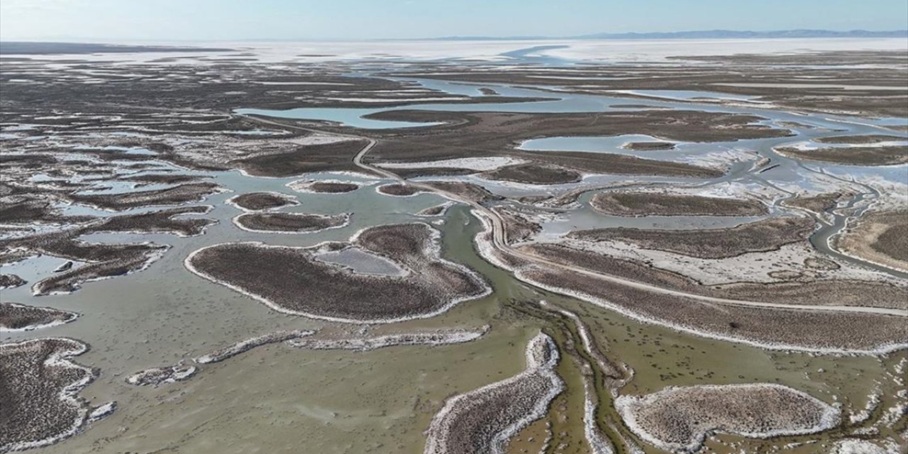 Tuz Gölü Kuraklığın Etkisiyle Her Geçen Yıl Küçülüyor