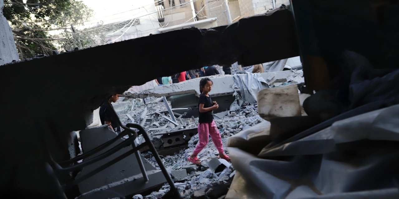 Gazzeli Minik Hanin, İsrail'in, Sığınmacıların Kaldığı Okula Düzenlediği Saldırıda Ailesiz Kaldı