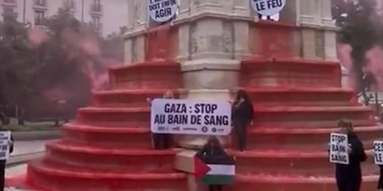 Paris'te Masumlar Çeşmesi'ne "Gazze'de Kan Gölü Durdurulsun" Çağrısıyla Kırmızı Boya Döküldü