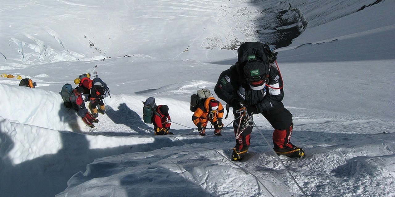 Everest'e Tırmanışı Kolaylaştırmak Kullanılan Ksenon Gazı ve Hipoksik Çadırlar Tartışılıyor