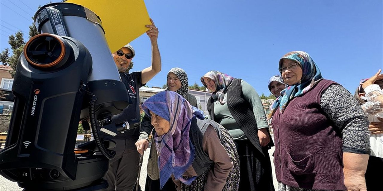 Fen Bilimleri Öğretmeni Şehir Şehir Dolaşıp Teleskopla Gözlem Etkinliği Düzenliyor