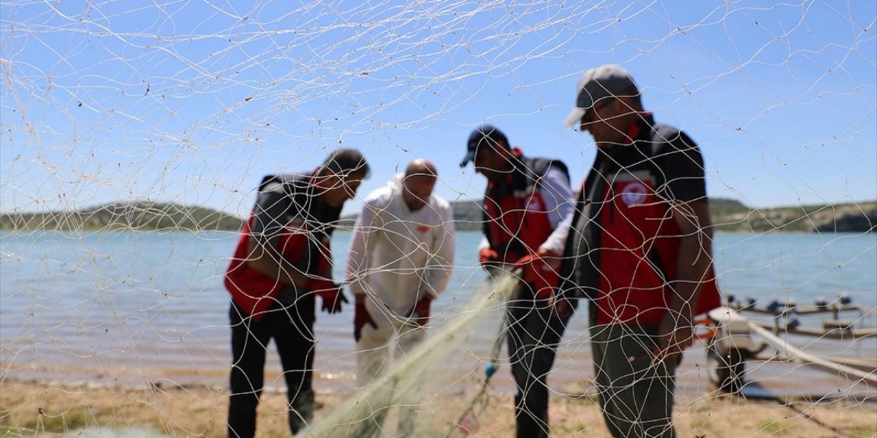 Diyarbakır'da Kralkızı Baraj Gölü Hayalet Ağlardan Temizlendi