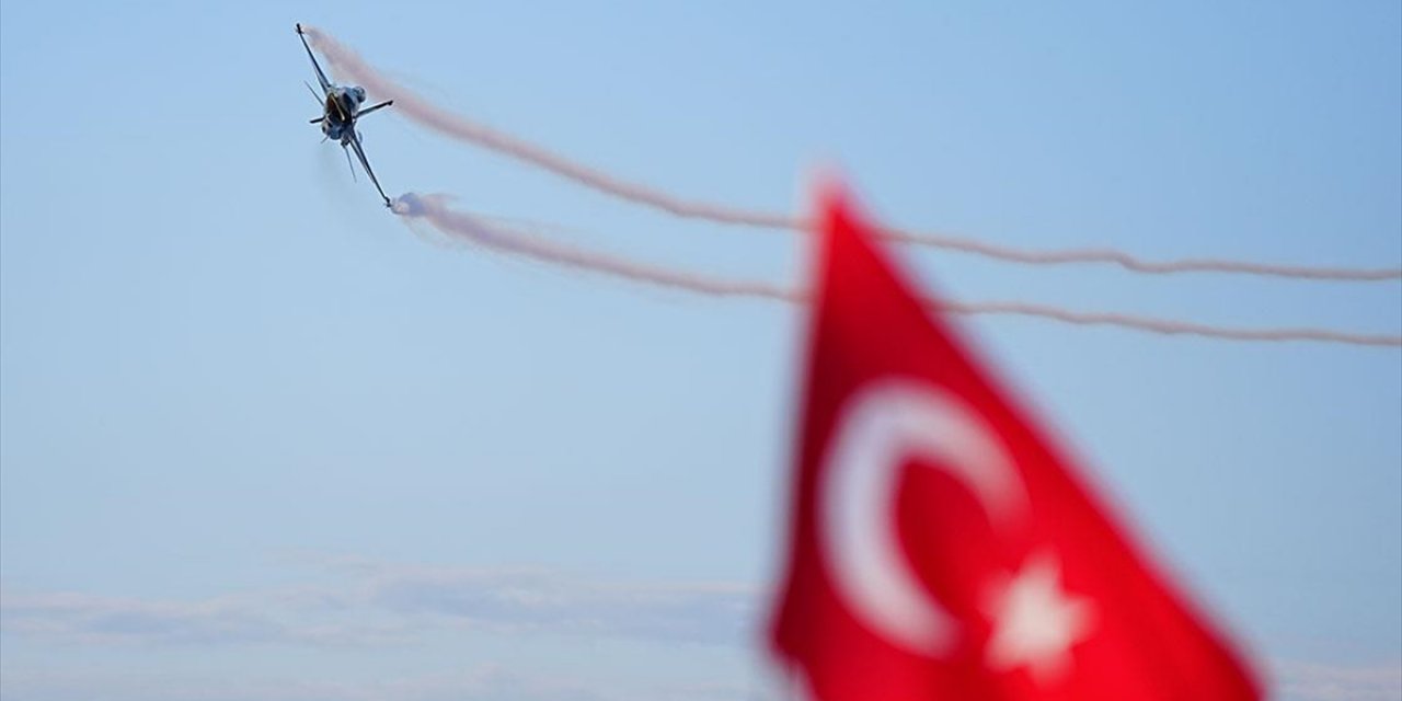 Solotürk'ten İstanbul'un Fethinin 572. Yıl Dönümüne Özel Gösteri Uçuşu