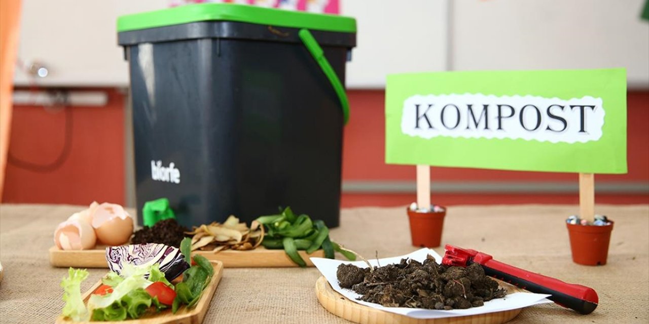 Evlerinden Getirdikleri Gıda Atıklarını Okulda Gübreye Çevirdiler