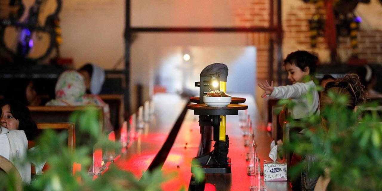 Garsonları Robotlar Olan Tahran'daki Restoran, Müşterilerine Alışılmışın Dışında Bir Deneyim Sunuyor