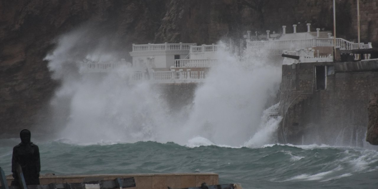Antalya'nın Batısı İçin Gök Gürültülü Sağanak Uyarısı