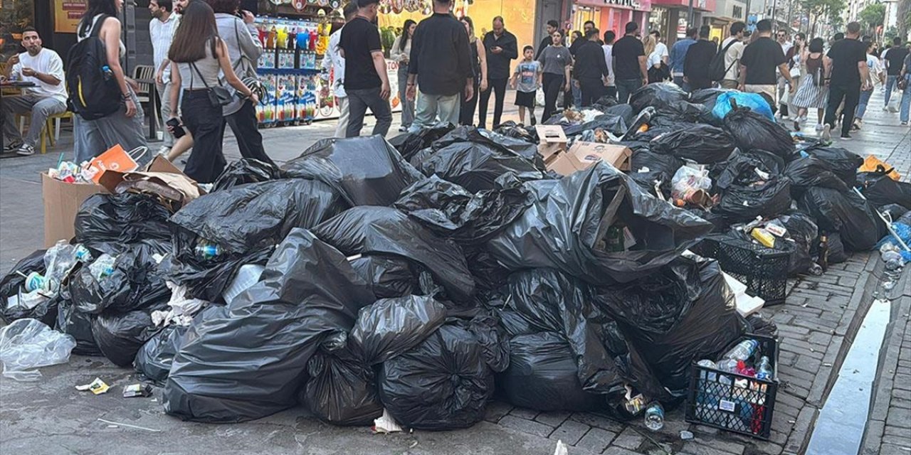İzmir'de Toplanmayan Çöpler Tepkilere Neden Oluyor